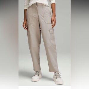 Lululemon Light Utilitech Cargo Pocket High-Rise Pant
Natural Ivory Cargo 26